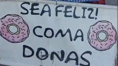 "Gracias al cartel de unos estudiantes, vendo más donas"