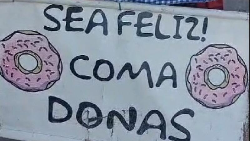 "Gracias al cartel de unos estudiantes, vendo más donas"