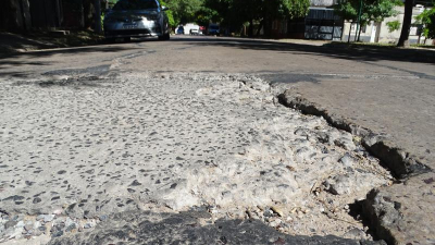 Reclamo en la capital por calles dañadas y veredas destruidas
