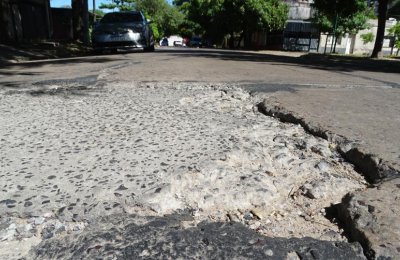Reclamo en la capital por calles dañadas y veredas destruidas