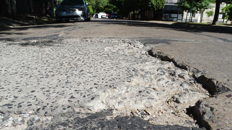Reclamo en la capital por calles dañadas y veredas destruidas