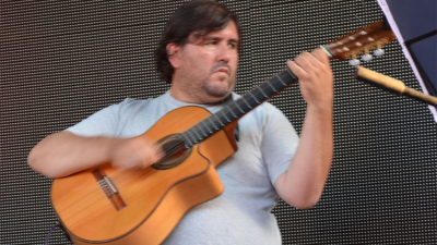 Le robaron su guitarra y solicita colaboración para recuperarla