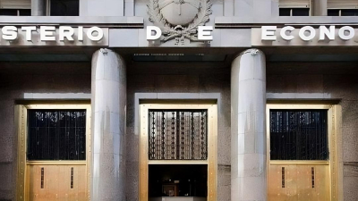 Caputo postergó pagos, achicó vencimientos y lanzó nueva toma de deuda