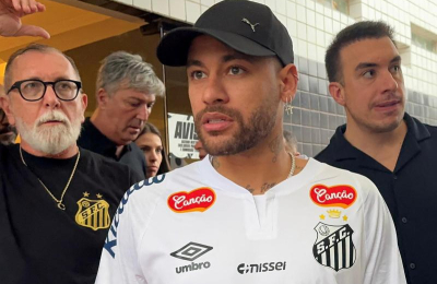 Neymar fue recibido por una multitud en su regreso al Santos