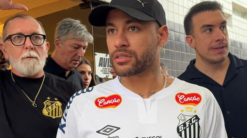 Neymar fue recibido por una multitud en su regreso al Santos