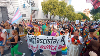 Resistencia también marchó por el orgullo en contra del racismo y fascismo