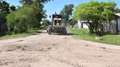 Continúa el arreglo y mantenimiento de calles en Villa Ángela