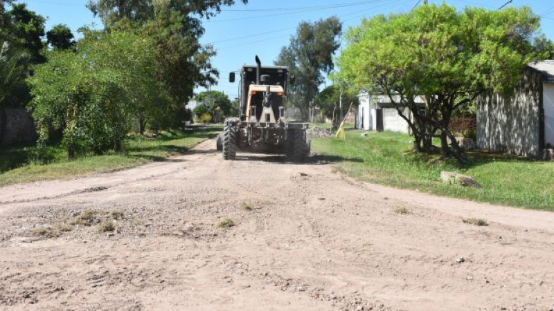 Continúa el arreglo y mantenimiento de calles en Villa Ángela