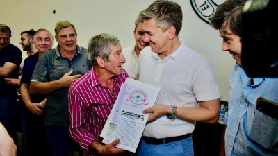 Zdero entregó títulos y financiamiento de fondos de Ley de Bosques a productores