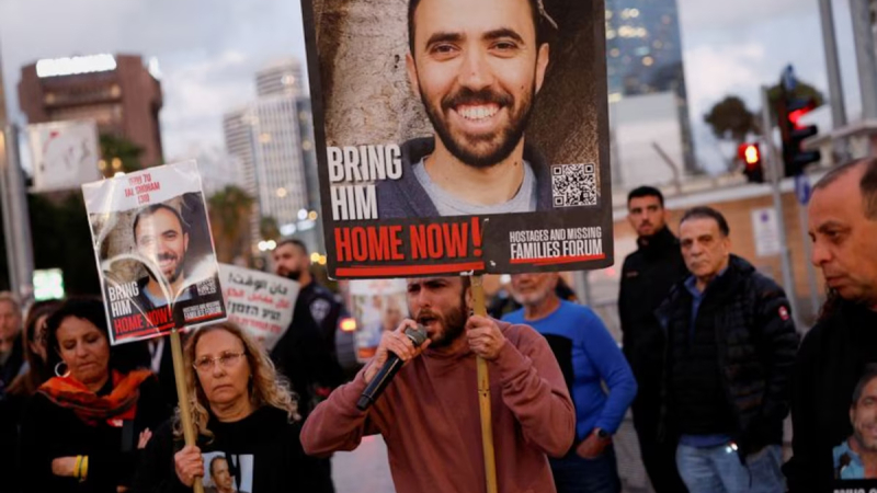 Quiénes son los seis rehenes israelíes liberados este sábado por los terroristas de Hamas