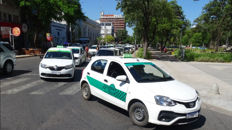 Remises y motomandados, en jaque por competencia desleal de aplicaciones
