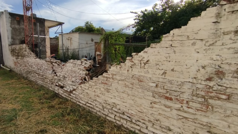 El temporal dejó medió pueblo sin luz y caída de un muro en la comisaría