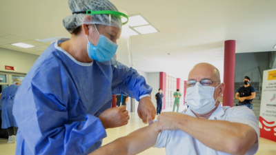 Renuncias masivas de médicos por desmantelamiento de programas de vacunación