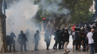 La policía reprime con balas de goma, gases lacrimógenos y camiones hidrantes