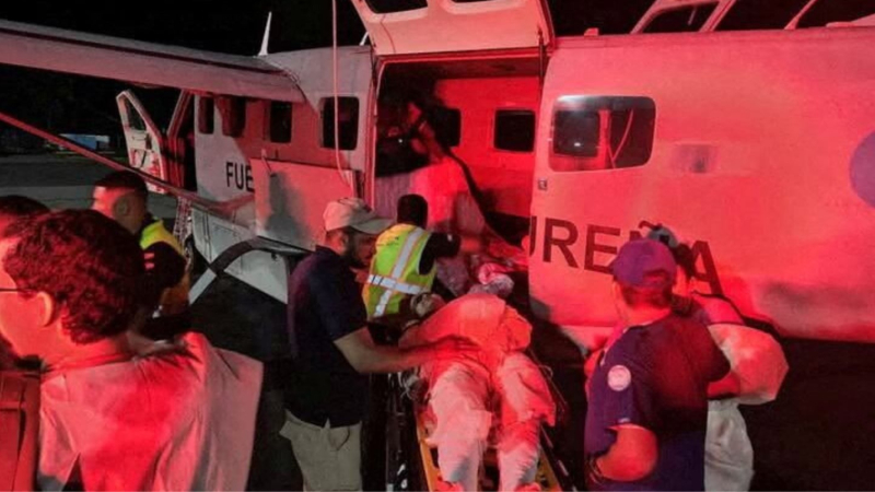 Un avión comercial cayó al mar y hay más de diez muertos