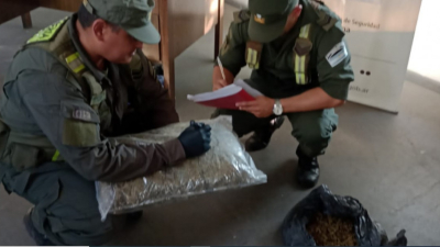 Les dijo a los gendarmes que eran vasos: tenía cinco kilos de marihuana
