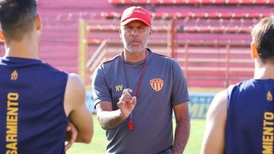 Urbina mete mano obligada en Sarmiento y le da la chance a Max Pared