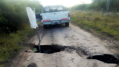 Grietas o sumideros aparecieron en caminos y campos chaqueños
