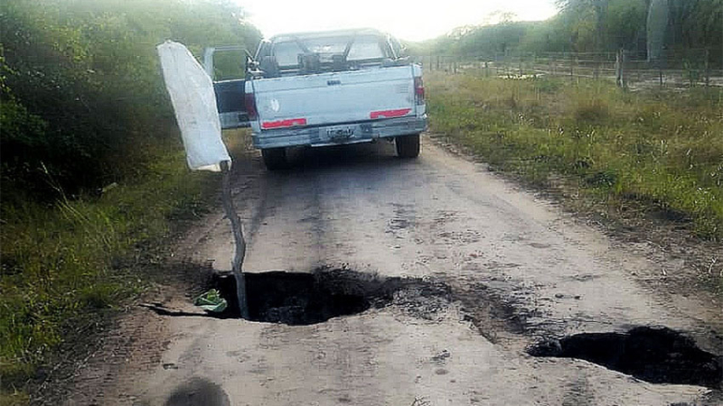 Grietas o sumideros aparecieron en caminos y campos chaqueños