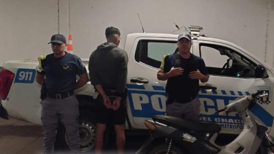 Fue captado por cámaras de seguridad robando una moto