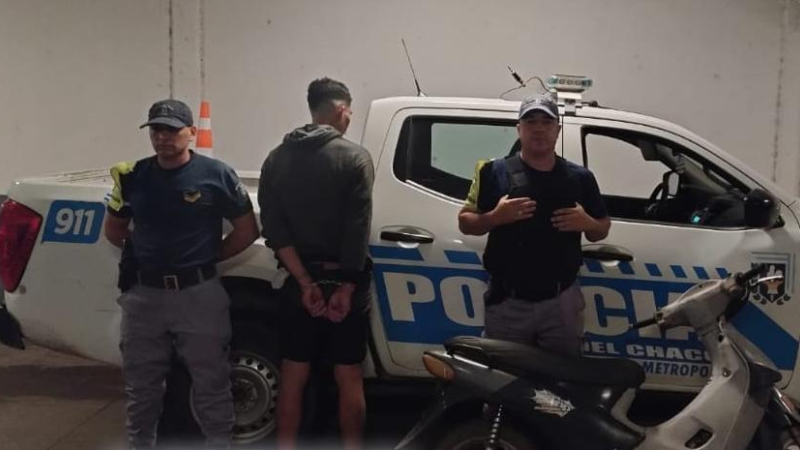 Fue captado por cámaras de seguridad robando una moto