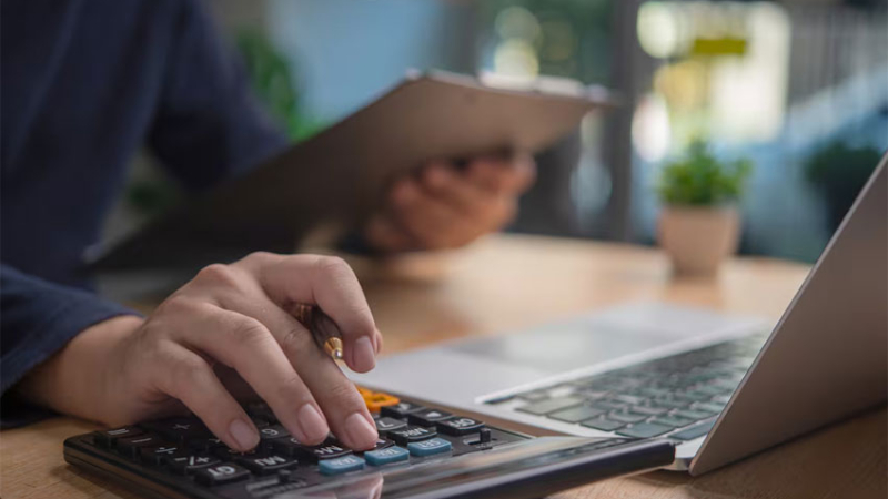 Deducciones, impuestos y otros costos reducen a menos de la mitad el salario