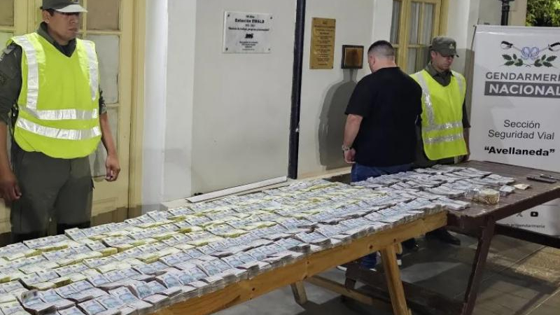 Un chaqueño circulaba con 357 millones ocultos en recónditos escondites