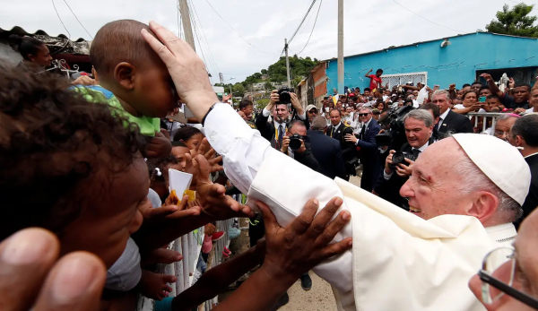 El papa Francisco saluda a la gente en un barrio de Cartagena, Colombia, el 10 de septiembre de 2017. Archivo - X90016.