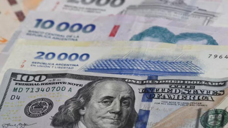 El dólar se hundió hasta 17 % tras la flexibilización del cepo y se acercó al piso