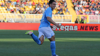 Napoli venció a Lecce y se aferra a la cima del torneo