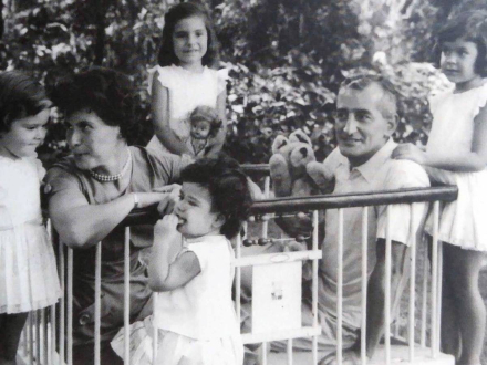 F03 Los Oesterheld Héctor, Elsa y las nenas..jpg