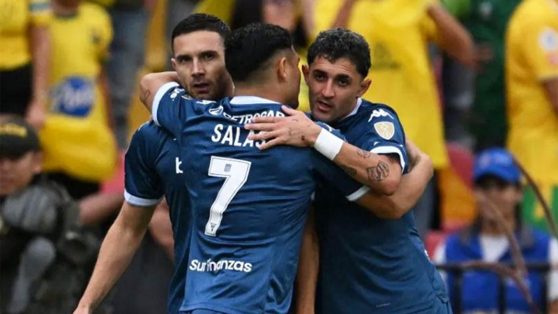 La "Academia" fue una fiesta en Colombia: 4-0 a Bucaramanga y es líder de su zona