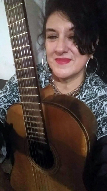 CARMEN SU GUITARRA.jpg