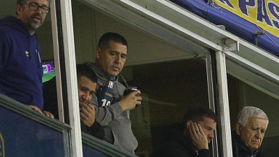 Boca a la deriva con Riquelme sin respaldo y la Bombonera que lo insulta
