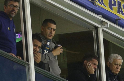 Boca a la deriva con Riquelme sin respaldo y la Bombonera que lo insulta