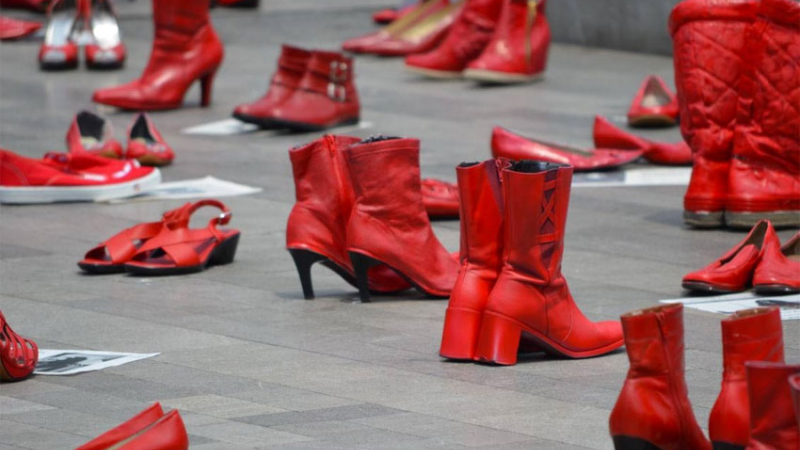 Zapatos rojos contra el olvido: una intervención por las ausentes del feminicidio