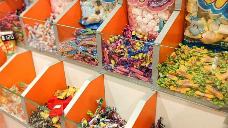 Un kiosco vende golosinas y panchos con precios de 2013