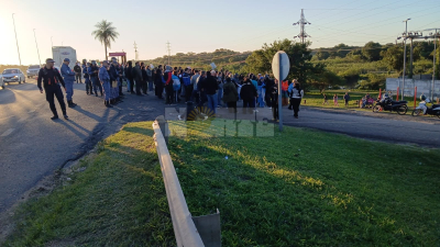 Militantes kirchneristas protestan en el puente