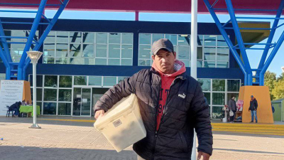 Tiene a su hija internada en el Pediátrico y vende sándwiches para solventar sus gastos
