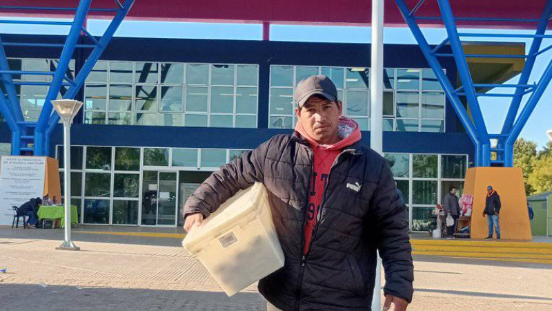 Tiene a su hija internada en el Pediátrico y vende sándwiches para solventar sus gastos