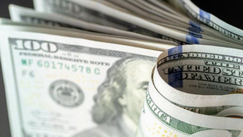 El dólar oficial arranca la semana al alza y se acomoda por encima de los $1300