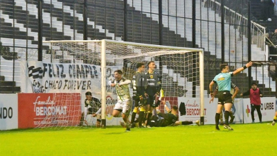 For Ever celebró su cumple con un triunfo emocionante ante Almirante