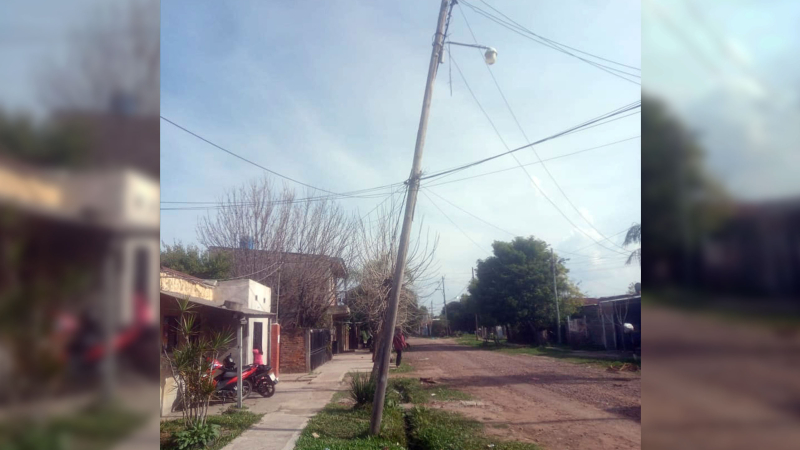 Vecinos de Villa Libertad reclaman por un poste en mal estado de Secheep