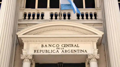 Malestar de los bancos por una orden del gobierno para inmovilizar el dinero
