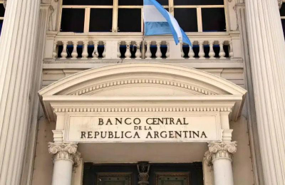 Malestar de los bancos por una orden del gobierno para inmovilizar el dinero