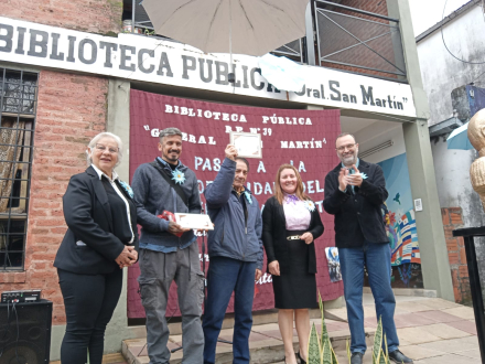 biblioteca homenaje.jpg