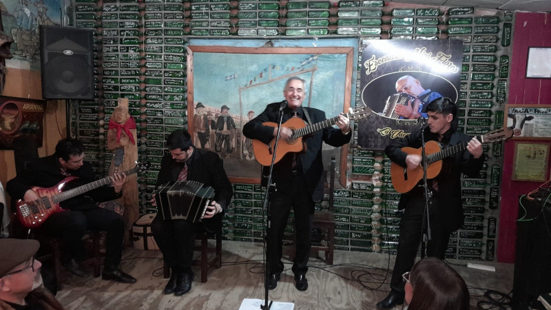 A Gustavo Miqueri