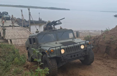 Despliegue del Ejército en costa chaqueña: artillería, botes y Hummer sobre el Paraná
