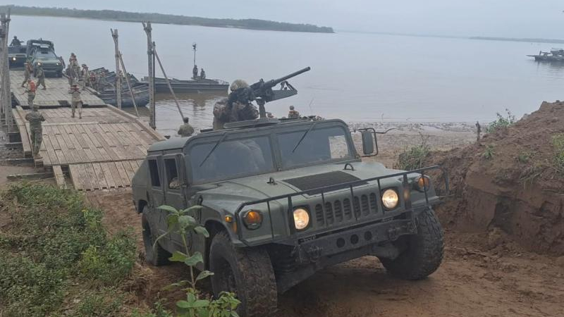 Despliegue del Ejército en costa chaqueña: artillería, botes y Hummer sobre el Paraná