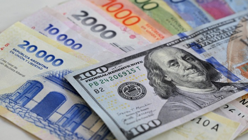 El dólar oficial subió $20 y marcó un nuevo máximo: cerró a $1465